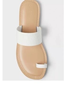 Woman’s white croc-pattern sandals In Size 8.5 By Universal Thread